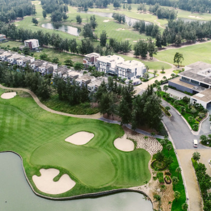 GOLFING AT MONTGOMERIE LINKS GOLF COURSE