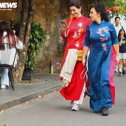 HIGHLIGHTS OF HA NOI - PHOTOGRAPH WITH AO DAI