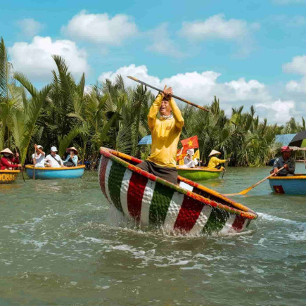 HOI AN – WALKING & BASKET BOAT  TOUR 