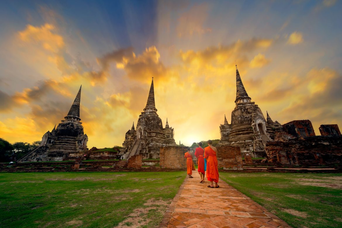Asia-monk-walk-alms-ito-the-Thailand-temple.jpg (133 KB)