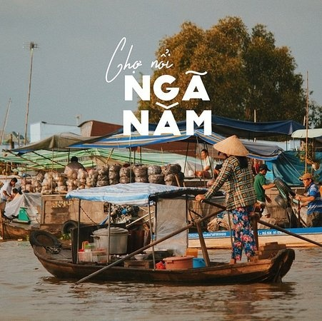 floating-through-the-vibrant-early-morning-markets-of-the-mekong-delta-1.png (453 KB)